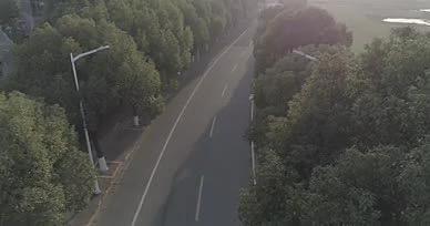 在马路上晨跑的人视频的预览图